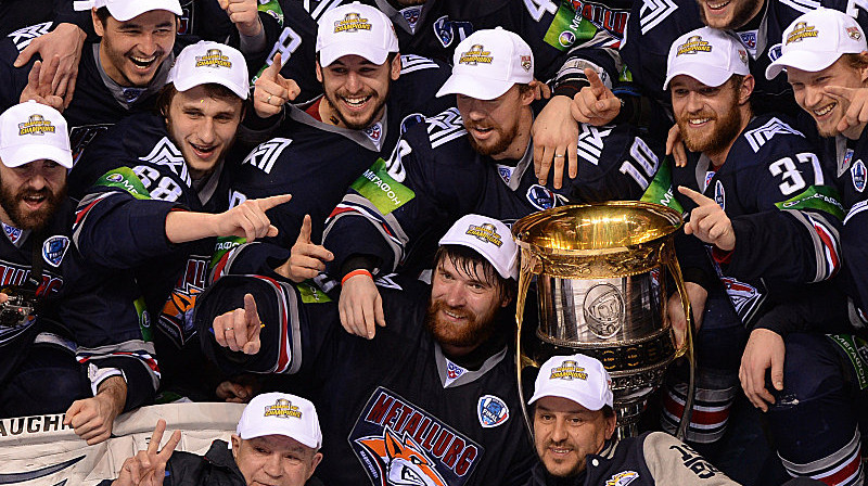 "Metallurg" laimīgi kopbildē pie kausa.