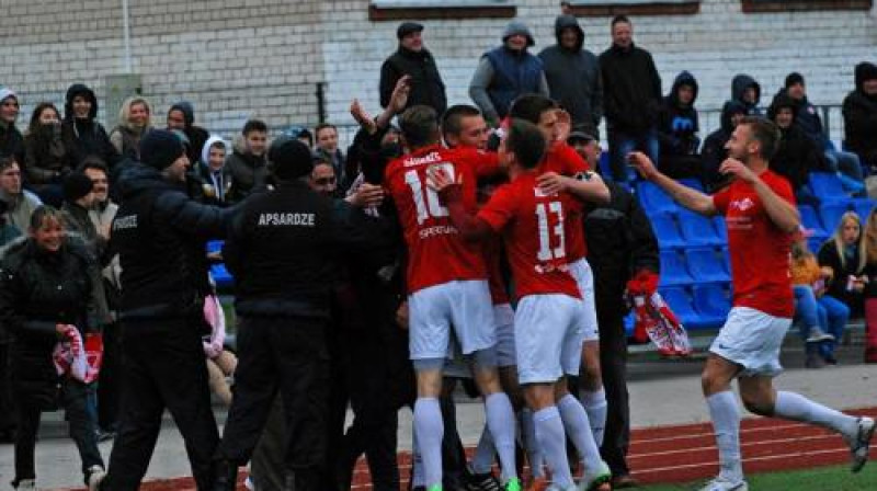 Edgars Gauračs vārtu guvumus svin ne tikai ar komandas biedriem, bet arī līdzjutējiem
Foto: Olga Melkumjana