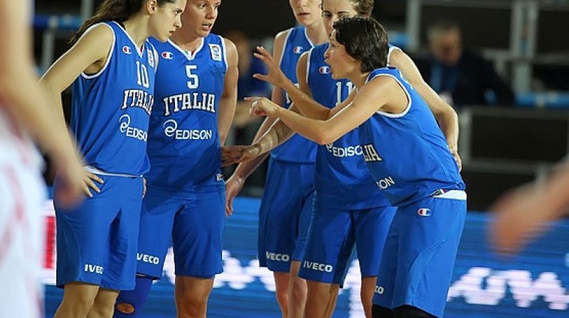 Itālijas saspēles vadītāja Džordžija Sottana dod norādījumus partnerēm
Foto: www.fibaeurope.com
