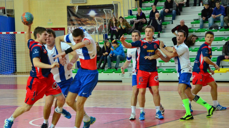 Aleksandrs Krastiņš (Dobeles Tenax) cīnās ar Ogres aizsardzību
Foto: Dobeles Tenax