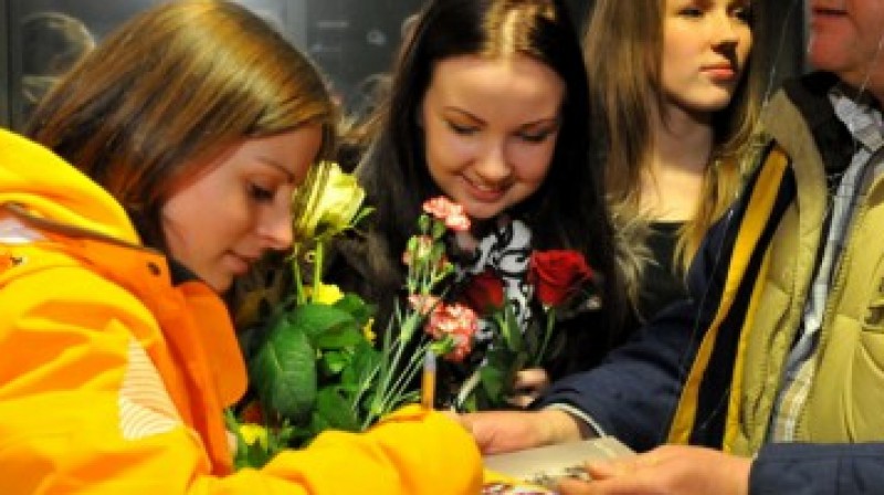 Lelde Predulēna (pa kreisi) sniedz autogrāfu 
Foto: Romuals Vambuts, sportacentrs.com
