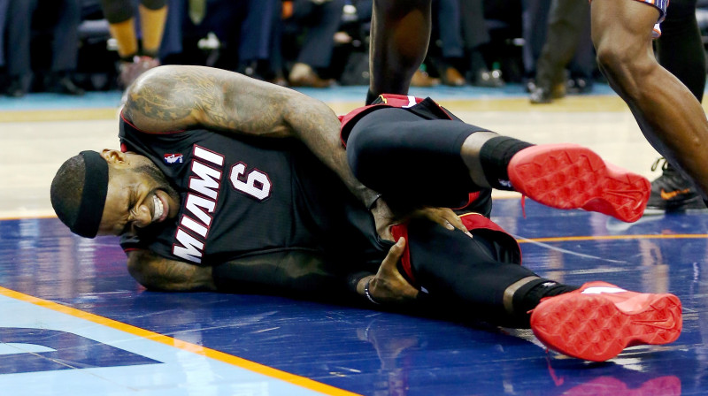 Lebrons Džeimss, gūstot savainojumu sērijas noslēdzošajā mačā ar ''Bobcats''. Foto: AFP/Scanpix.