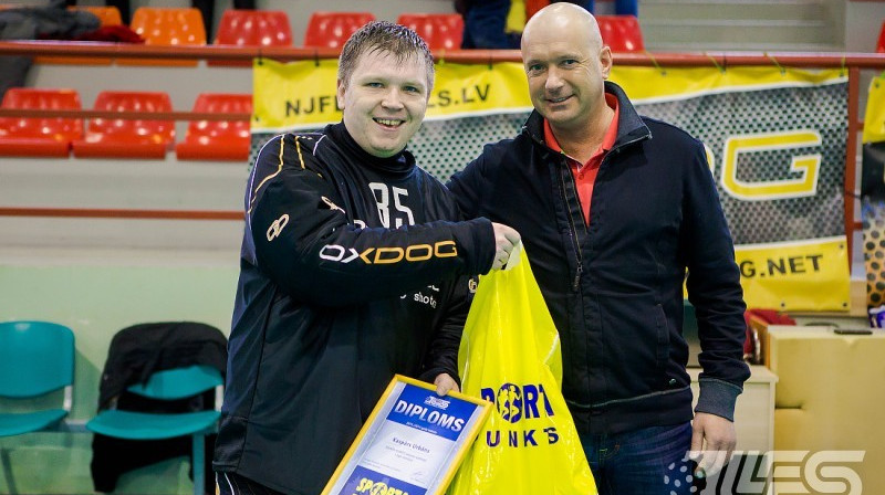 LFS prezidents Ilvis Pētersons pasniedz balvu Kasparam Urbānam
Foto: floorball.lv
