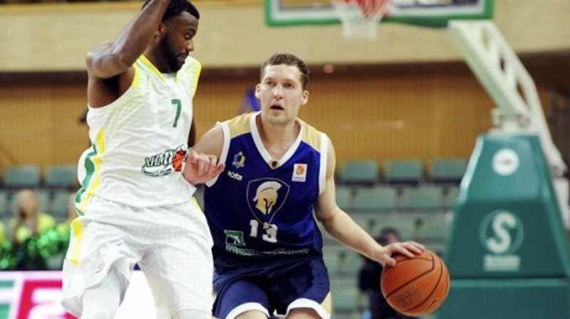Jānis Strēlnieks (ar bumbu) pret Džamalu Šuleru
Foto: superleague.ua