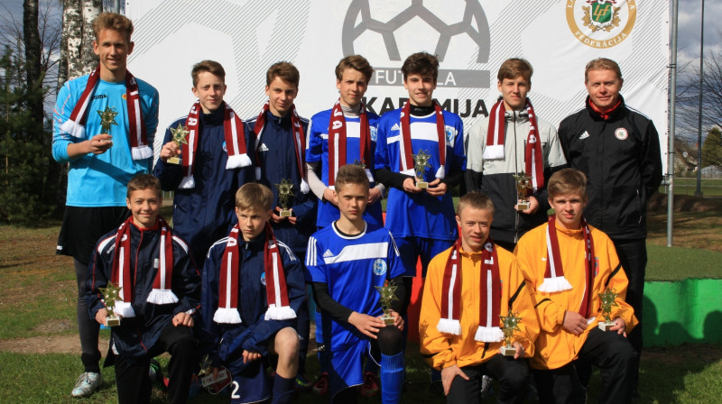 FOTO – Latvijas U-15 labākie spēlētāji kopbildē Staicelē