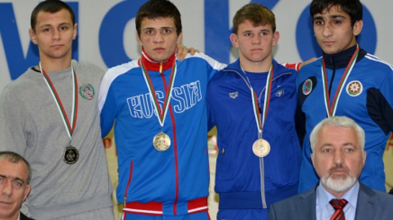 Alberts Jurčenko (pa kreisi) ar sudraba medaļu
Foto: bul-wrestling.org