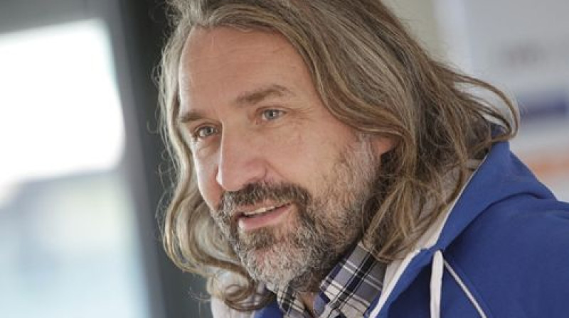 EJL prezidents Aivars Pohlaks sola bargu cīņu spēles rezultātu sarunātājiem
Foto:Arcticfootballforum.com