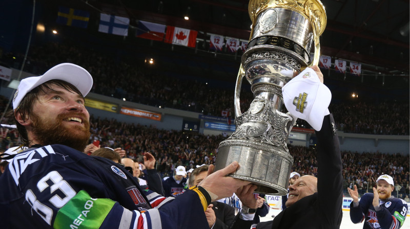 Vasīlijs Košečkins ar Gagarina kausu 
Foto: ITAR-TASS / Scanpix