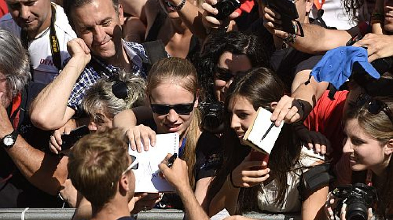Fetels sniedz autogrāfus faniem Barselonā
Foto: AFP/Scanpix