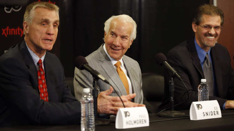 Pols Holmgrēns, "Flyers" valdes priekšsēdētājs Eds Snaiders un Rons Hekstols
Foto: AP/Scanpix