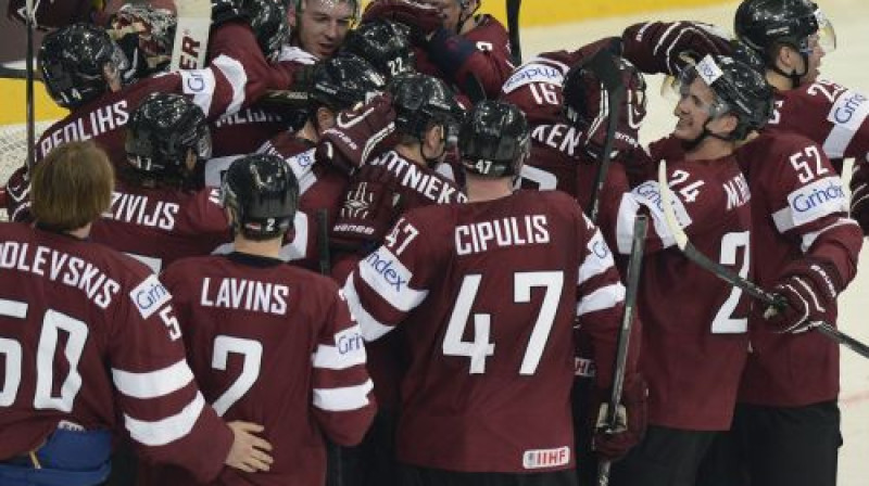 Latvijas izlases hokejisti atzīmē vēsturisko uzvaru 2014. gada pasaules čempionāta ievadā
Foto: AFP/Scanpix