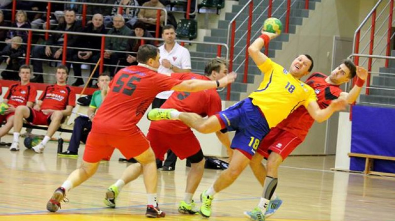 Sergejs Tretjakovs (SK Latgols) starp Celtnieks/LSPA handbolistiem
Foto: Laura Grišāne