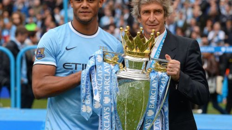 Vensāns Kompanī un Manuels Pelegrini ar Premjerlīgas uzvarētāju kausu
Foto: AFP/Scanpix