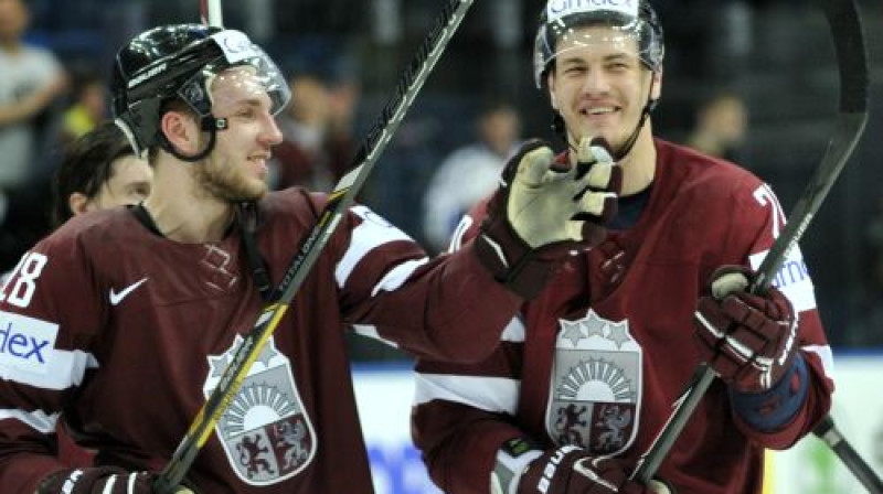 Zemgus Girgensons un Miks Indrašis
Foto: Romāns Kokšarovs, Sporta Avīze, f64