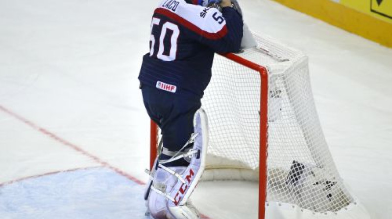 Slovākijas vārtsargs Jāns Laco satriekts
Foto:AP/Scanpix