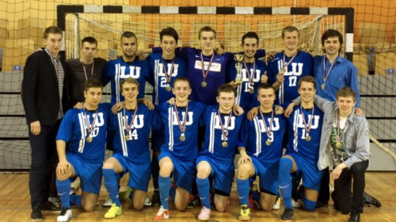 Mārtiņš Milašēvičs (otrā rinda otrais no labās) un pārējā zelta komanda
Foto: lu.lv