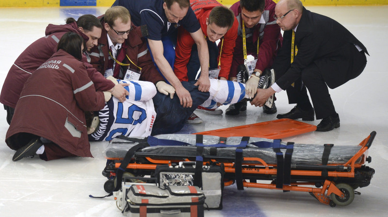 Pekam Jormakam tiek sniegta medicīniskā palīdzība pēc trieciena saņemšanas 
Foto: AFP/Scanpix