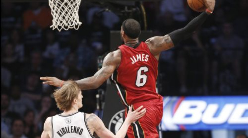 Lebrons Džeimss triec bumbu "Nets" grozā
Foto:AP/Scanpix