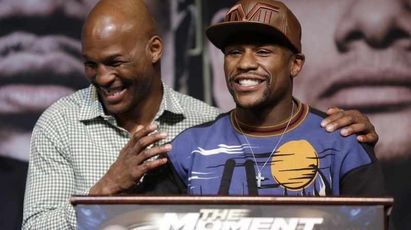 Bernards Hopkinss un Floids Meivezers juniors
Foto: AP/Scanpix