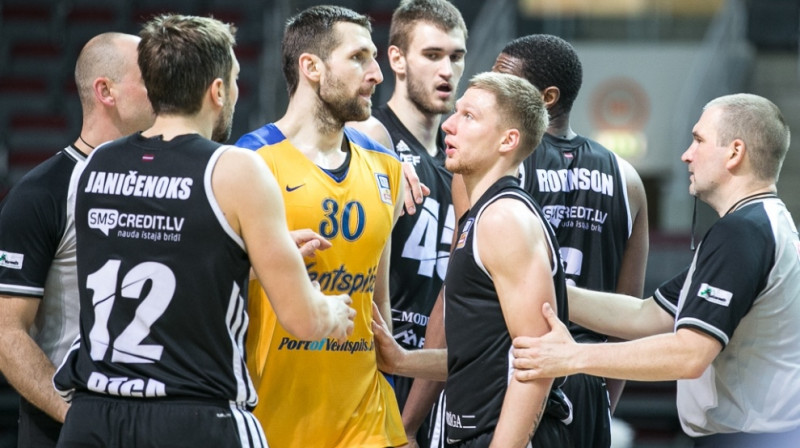"VEF Rīga" pret BK "Ventspils": raksturu cīņa - ceturtais dublis.
Foto: Mikus Kļaviņš, VEFRiga.com