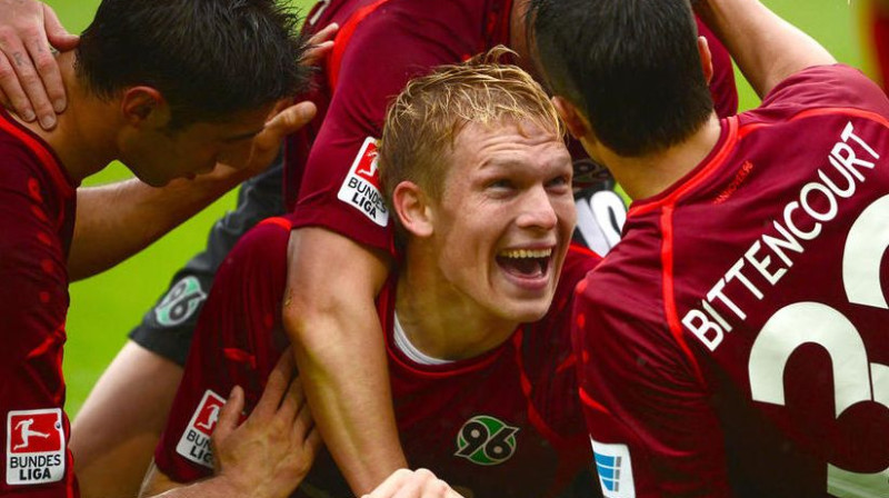 Artjoms Rudņevs pēc sezonas pēdējā vārtu guvuma priecājas kopā ar komandas biedriem (Foto: HAZ)