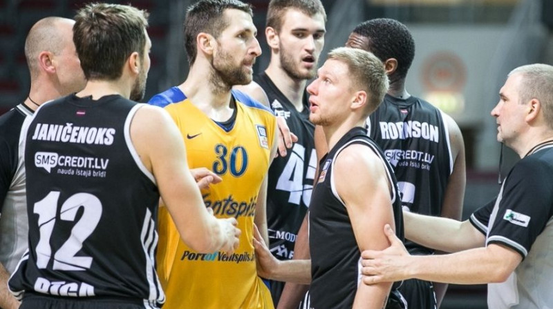 Ronalds Zaķis VEFiešu ielenkumā 
Foto: Mikus Kļaviņš, VEF