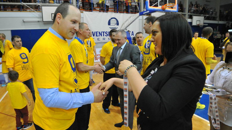 BK "Ventspils" galvenais treneris Roberts Štelmahers saņem zelta medaļu no LBL direktores Lāsmas Zanderes
foto:bkventspils.lv