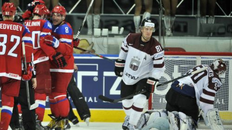 Krievijas izlases hokejisti atzīmē vārtu guvumu
Foto: Romāns Kokšarovs, Sporta Avīze, f64