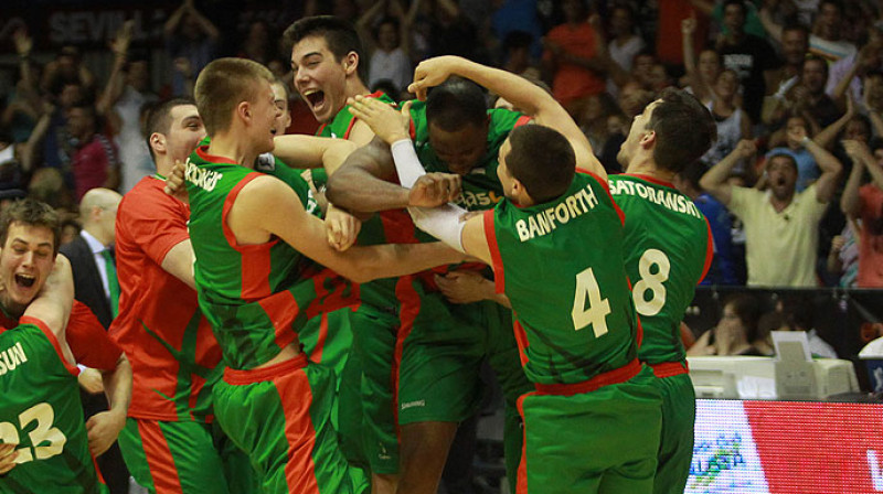 "Cajasol" basketbolisti pēc gūtās uzvaras
Foto: acb.com