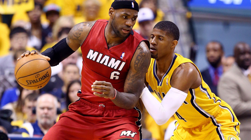 Lebrons Džeimss šoreiz bija rezultatīvāks par Polu Džordžu, tomēr beigās lielāks iemesls priekam bija tieši "Pacers" basketbolistam
Foto: AFP/Scanpix