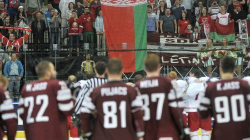 Latvijas hokejisti noraugās uz Baltkrievijas, kura iekļuva ceturtdaļfinālā, karogu
Foto: Romāns Kokšarovs, Sporta Avīze, f64
