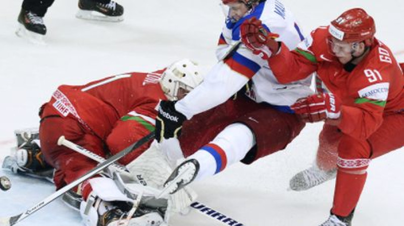 Vitālijs Kovaļs cieš sadursmē ar Jevgeņiju Malkinu
Foto:AFP/Scanpix