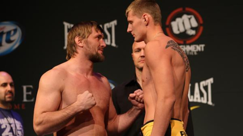 Vitālijs Minakovs (no kreisās) ar Aleksandru Volkovu
Foto: sherdog.com
