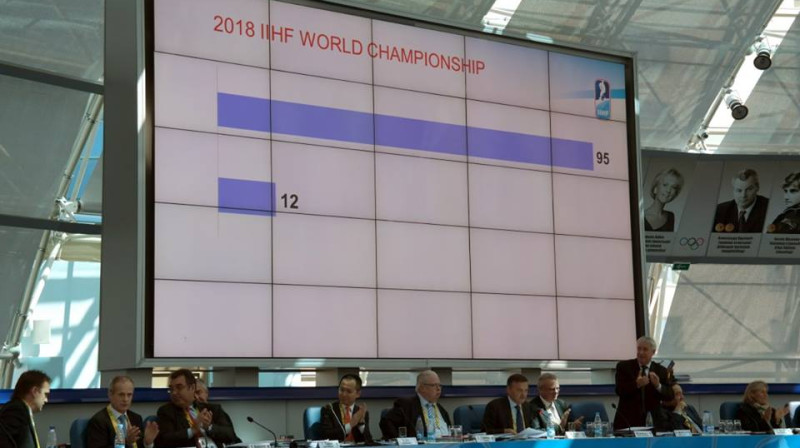 IIHF Izpildkomitejas balsojumā Latvija ieguvusi 12 balsis, bet Dānijas kandidatūra saņēmusi 95 balsis.
Foto: IIHF