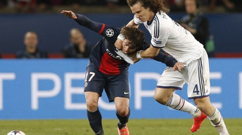 Davids Luizs (no labās) palīdzēja "Chelsea" izslēgt PSG un iekļūt Čempionu līgas pusfinālā
Foto: AP/Scanpix