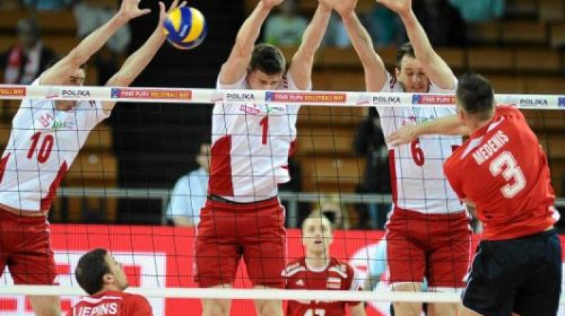 Ansis Medenis uzbrūk Polijas blokam
Foto: Dawid Antecki/Sport.pl