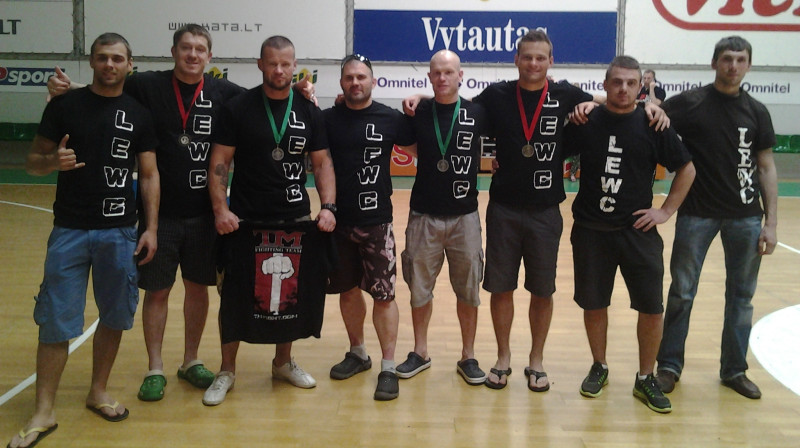 Latvijas cīkstoņu komanda kopā ar treneri Vladislavu Čerņavski (centrā)
Foto: mixfight.lv