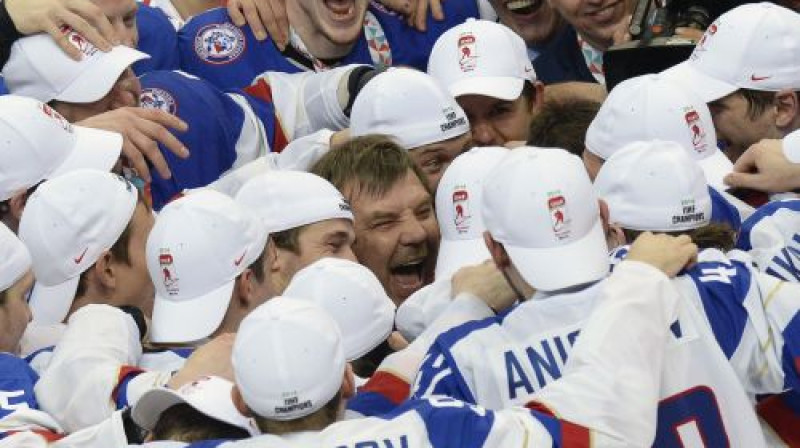 Oļegs Znaroks priecīgo čempionu ielenkumā
Foto: AFP/Scanpix