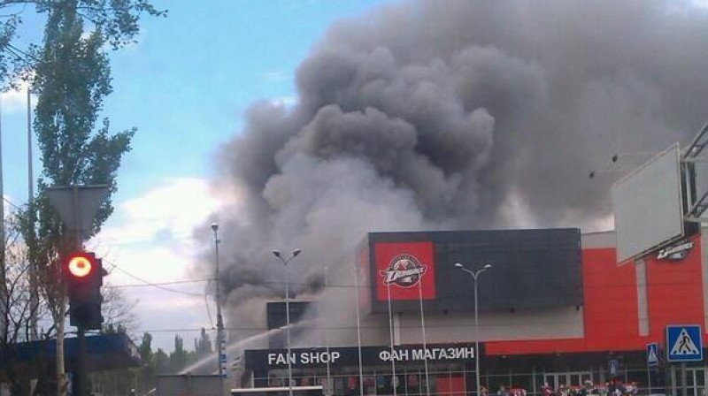 Doņeckas kluba arēna "Druzhba" ugunsgrēka laikā. Šis ir viens no iemesliem, kāpēc "Donbass" komanda nestartēs nākošajā KHL sezonā
Foto: hcdonbass.com