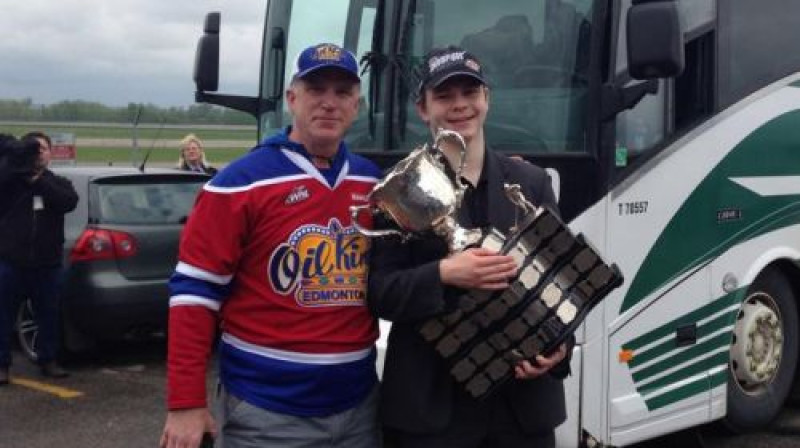 "Oil Kings" līdzjutējs un Edgars Kulda
Foto: "Oil Kings"/Facebook