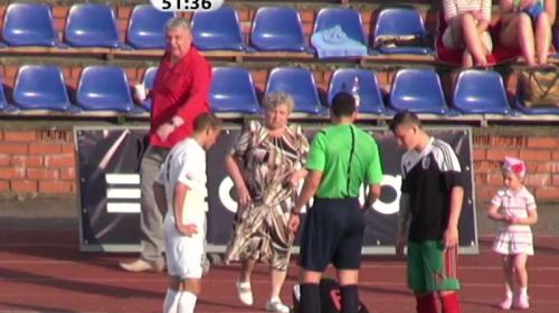 Omīte steidz palīgā Valērijam Afanasjevam
Foto: ekrānšāviņš no spēles tiešraides