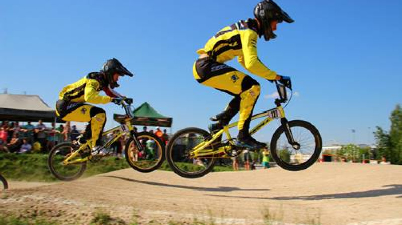 BMX Eiropas līgas līderi Edžus Treimanis (no labās) un Kristens Krīgers
Foto: Ervijs Rītiņš