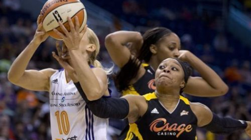Anete Jēkabsone-Žogota uzbrukumā "Shock" grozam
Foto:The Arizona Republic, Patrick Breen