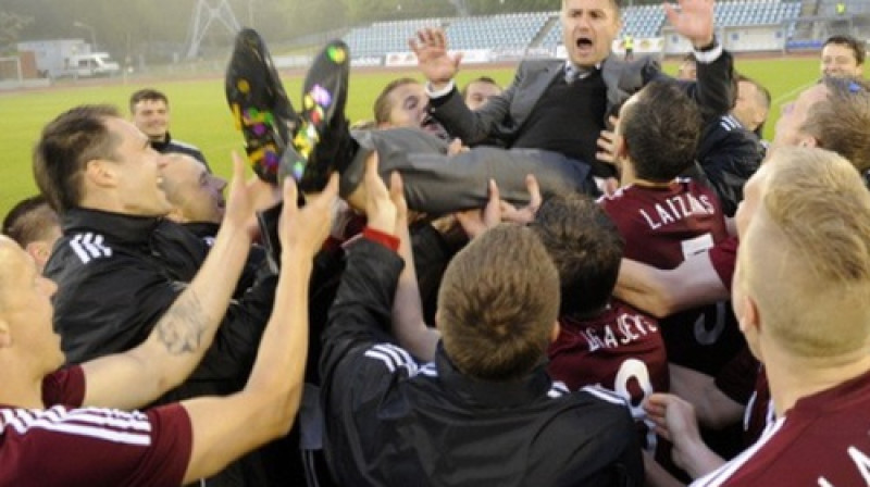 Spēlētāji sumina Marianu Paharu ar pirmo trofeju trenera karjerā
Foto: Romāns Kokšarovs, Sporta Avīze, f64
