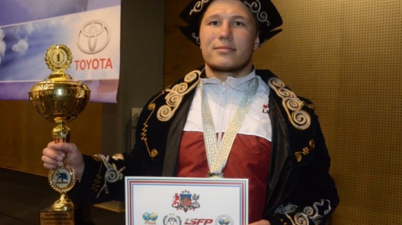 Jānis Rērihs ar čempiona kausu
Foto: Uldis Dobelis, rekurzeme.lv