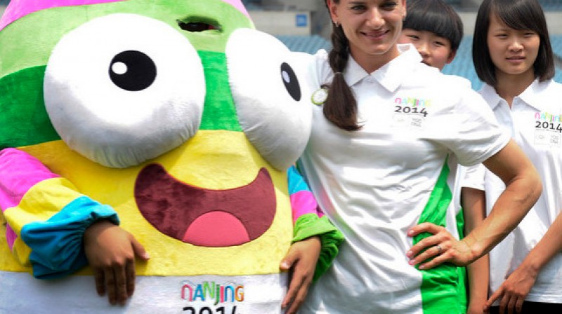 U17 olimpisko spēļu talismans un kārtslēcēja Jeļena Isinbajeva
Foto: AP / Scanpix