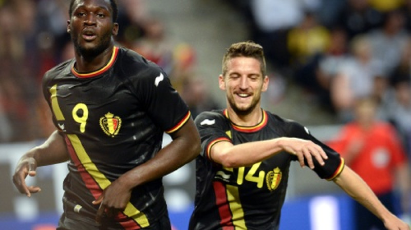 Beļģijas vienīgais centra uzbrucējs Romelu Lukaku (no kreisās) pēdējās divās pārbaudes spēlēs ir guvis četrus vārtus, un viņa meistarība kā ēst būs vajadzīga arī Brazīlijā
Foto: AFP/Scanpix