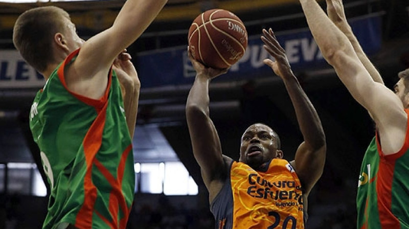 Kristaps Porziņģis aizsardzībā pret Valensijas komandas aizsargu Oliveru Lafajetu
Foto: acb.com