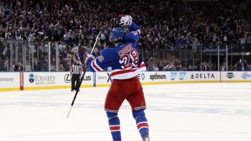 Dominiks Mūrs atzīmē vārtus, kas garantēja Ņujorkas "Rangers" vietu Stenlija kausa finālā
Foto: AFP/Scanpix