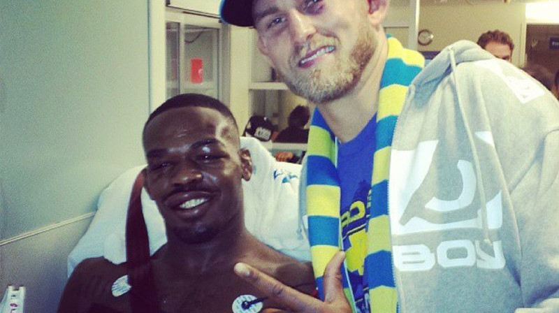 Džons Džonss (no kreisās) pēc cīņas ar Aleksandru Gustafsonu
Foto: mmaoddsbreaker.com